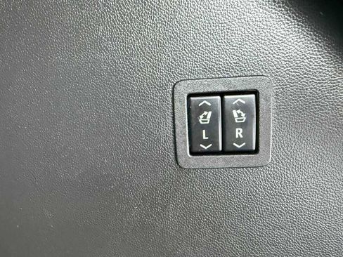 Used 2024 Buick Enclave Avenir w/ Avenir Technology Package image 32