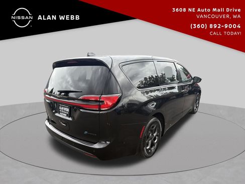 Used 2022 Chrysler Pacifica Touring-L w/ Uconnect Theater Family Group FWD image 3