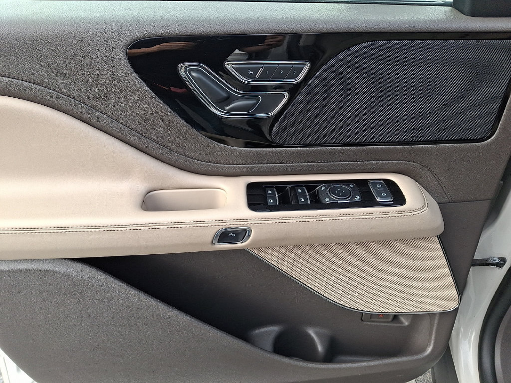 Certified 2023 Lincoln Aviator AWD w/ Premium Package image 13