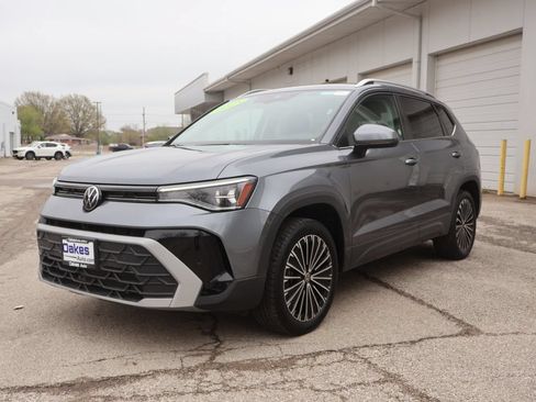Used 2025 Volkswagen Taos SE FWD image 4