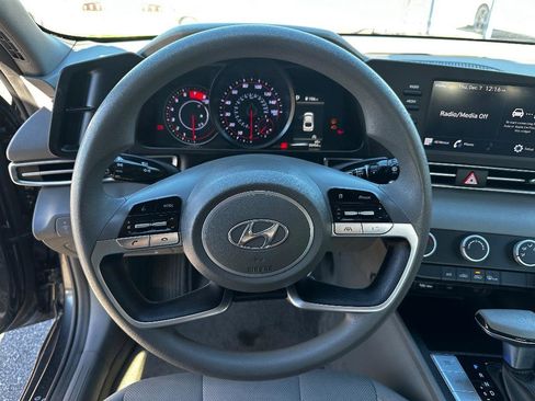 Used 2021 Hyundai Elantra SE image 8