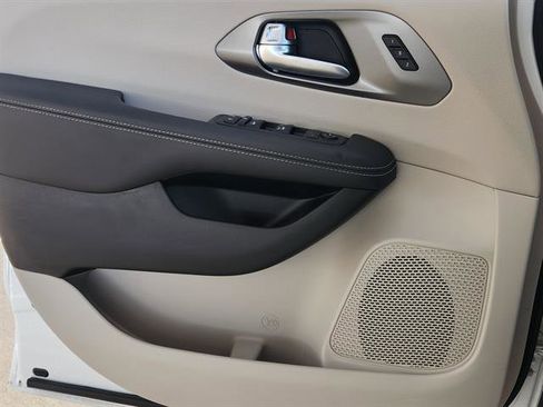 Used 2024 Chrysler Pacifica Touring-L image 18
