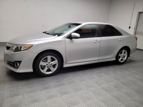 Used 2014 Toyota Camry SE image 2