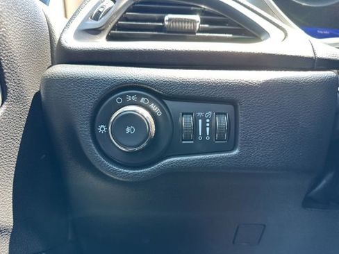 Used 2025 Chrysler Pacifica Select FWD image 26