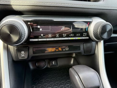 Used 2020 Toyota RAV4 LE image 29