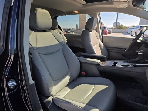 Used 2024 Toyota Sienna XLE image 30