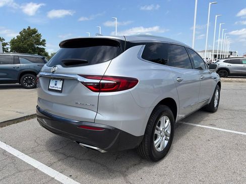 Used 2019 Buick Enclave Essence FWD image 3