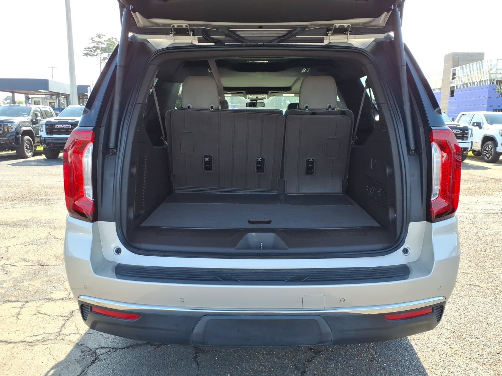 Used 2023 GMC Yukon XL SLT RWD image 5