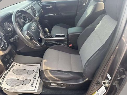 Used 2020 Toyota Tacoma TRD Off-Road w/ Technology Package image 4