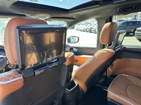 New 2026 Chrysler Pacifica Pinnacle image 18
