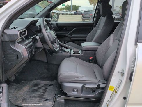 Used 2025 Toyota Tacoma TRD Sport AWD/4WD image 19