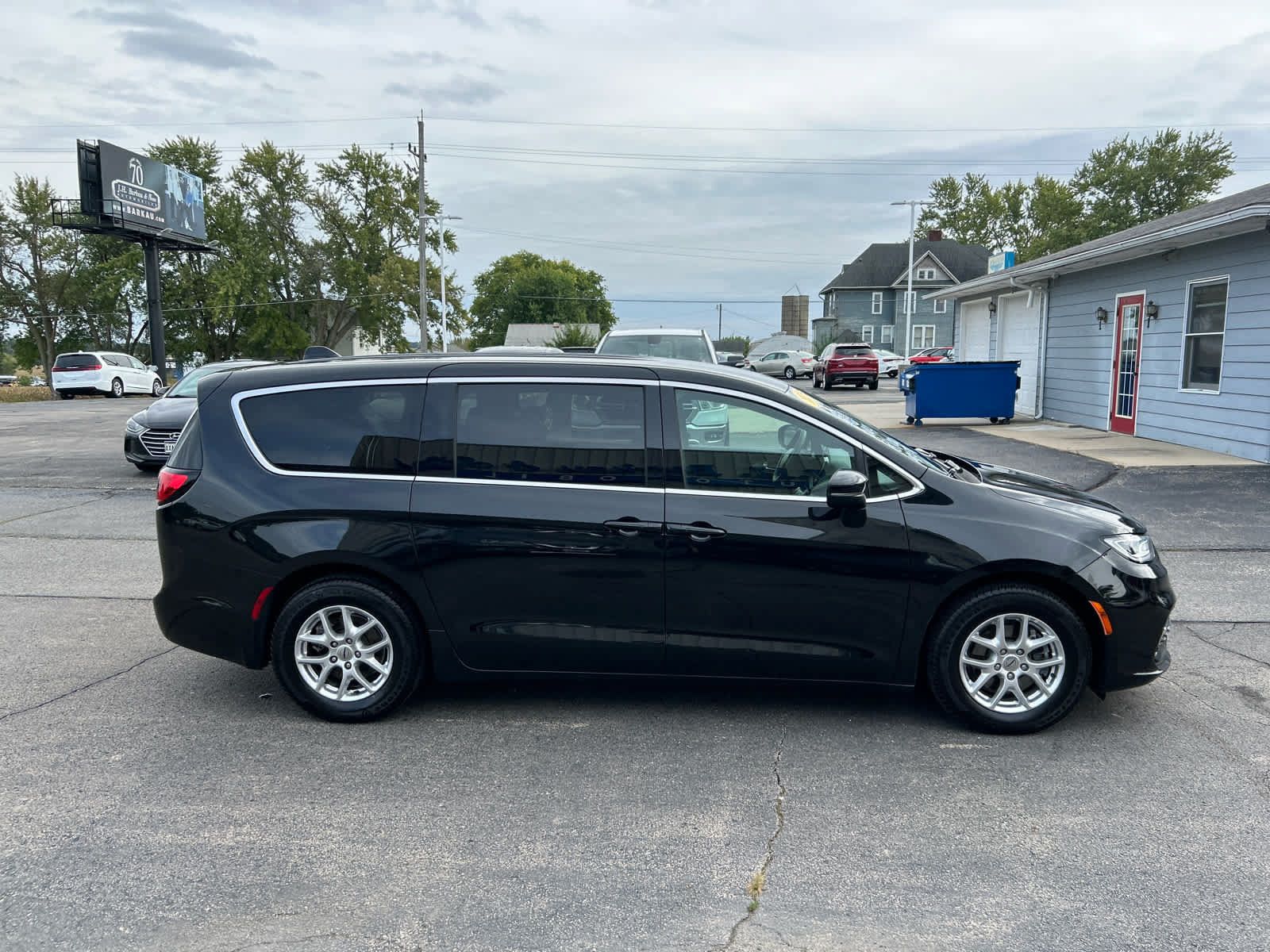 Used 2023 Chrysler Pacifica Touring FWD image 8