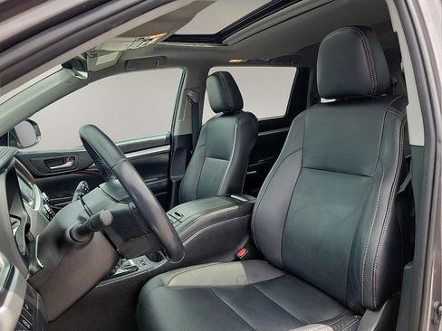 Used 2019 Toyota Highlander XLE FWD image 12