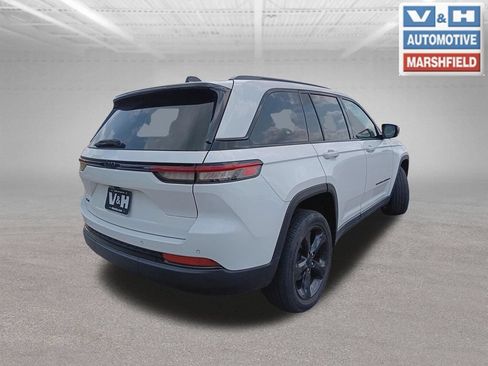 Used 2023 Jeep Grand Cherokee Altitude AWD/4WD image 3