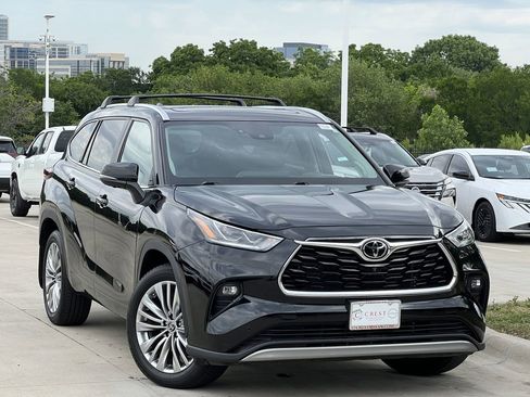 Used 2024 Toyota Highlander Platinum AWD/4WD image 2