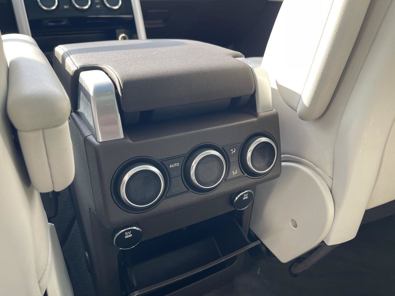 Used 2017 Land Rover Discovery HSE AWD/4WD image 29