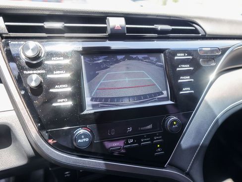 Used 2018 Toyota Camry SE FWD image 17
