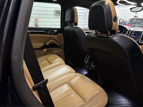 Used 2017 Porsche Cayenne Platinum Edition AWD/4WD image 32
