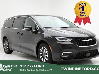 Used 2024 Chrysler Pacifica Select