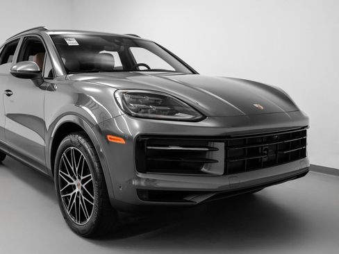 Certified 2025 Porsche Cayenne image 9