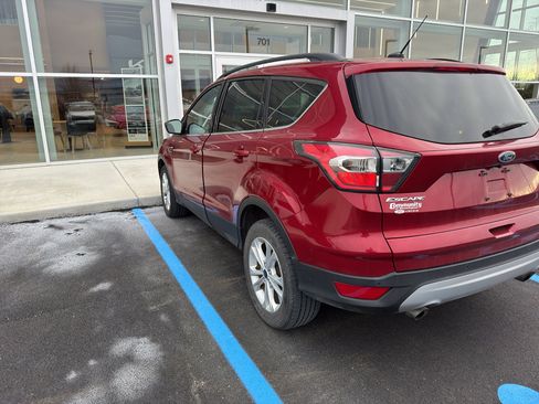 Used 2017 Ford Escape SE w/ Equipment Group 201A image 3