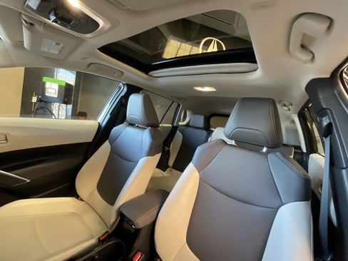 Used 2024 Toyota Corolla Cross XLE image 11