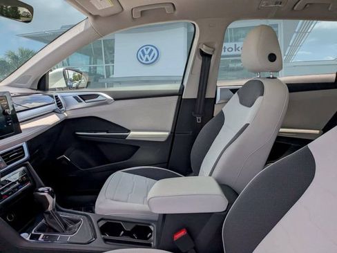 New 2026 Volkswagen Taos SE FWD image 21