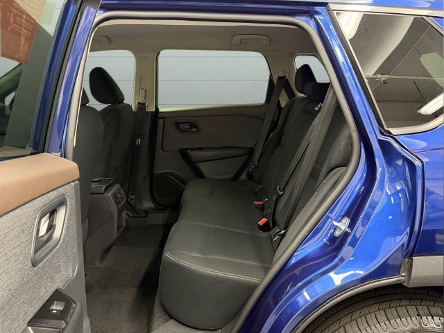 Used 2023 Nissan Rogue S AWD/4WD image 29