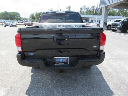 Used 2017 Toyota Tacoma TRD Sport w/ Tow Package (A/T) AWD/4WD image 4