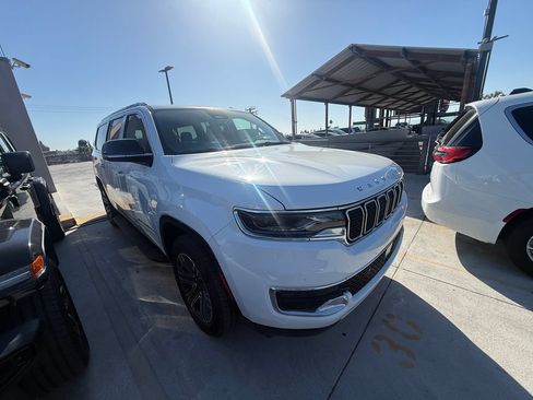 Used 2024 Jeep Wagoneer L Series II w/ Flexible Seating Group RWD image 3