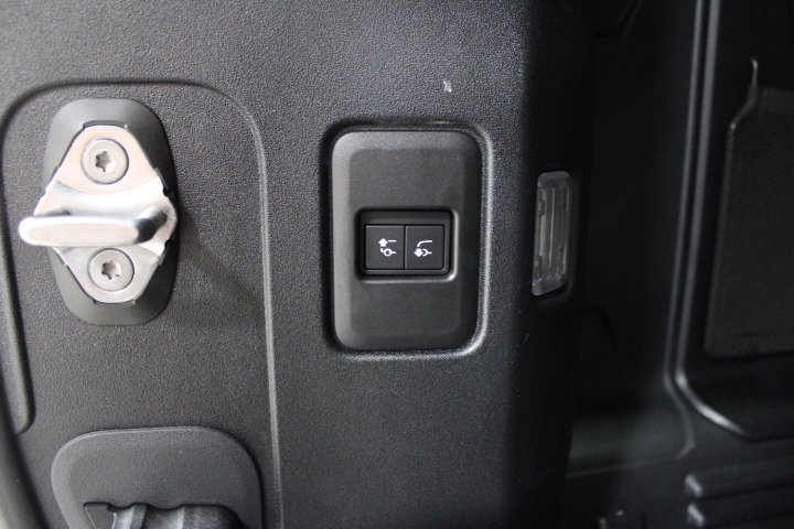 Used 2021 Land Rover Defender 110 X-Dynamic SE AWD/4WD image 16