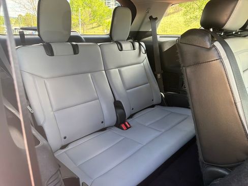 Used 2021 Ford Explorer XLT w/ Equipment Group 202A AWD/4WD image 34