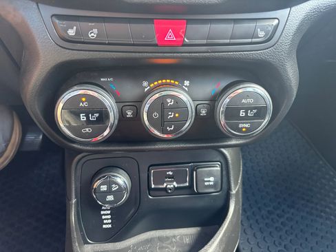 Used 2017 Jeep Renegade Trailhawk w/ Popular Equipment Group AWD/4WD image 32