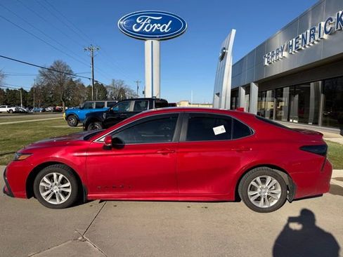 Used 2023 Toyota Camry SE image 2