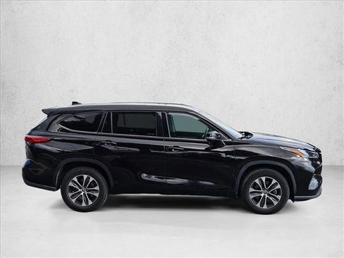 Used 2021 Toyota Highlander XLE FWD image 4