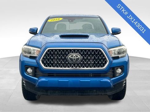 Used 2018 Toyota Tacoma TRD Sport image 2