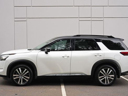 Used 2025 Nissan Pathfinder Platinum FWD image 50