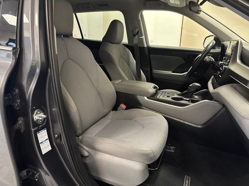 Used 2021 Toyota Highlander LE AWD/4WD image 32