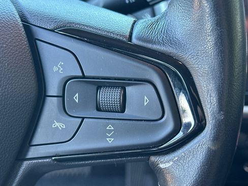 Used 2022 Chevrolet Bolt EUV LT w/ Convenience Package FWD image 38