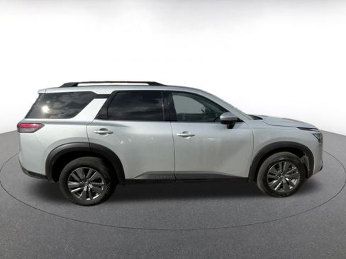 Used 2025 Nissan Pathfinder SV image 16