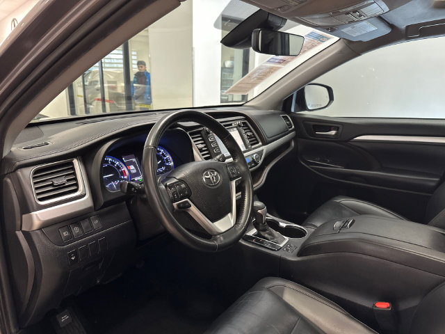 Used 2019 Toyota Highlander XLE AWD/4WD image 16