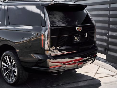 Used 2025 Cadillac Escalade ESV Sport AWD/4WD image 9