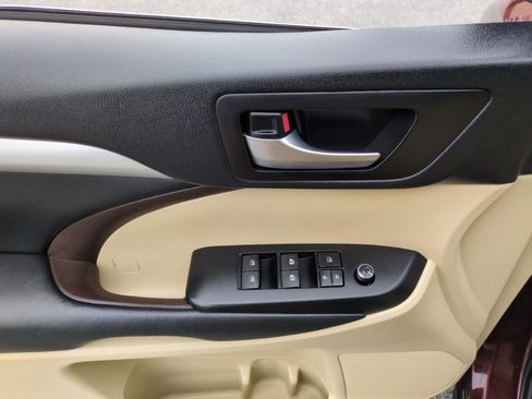 Used 2019 Toyota Highlander XLE FWD image 13