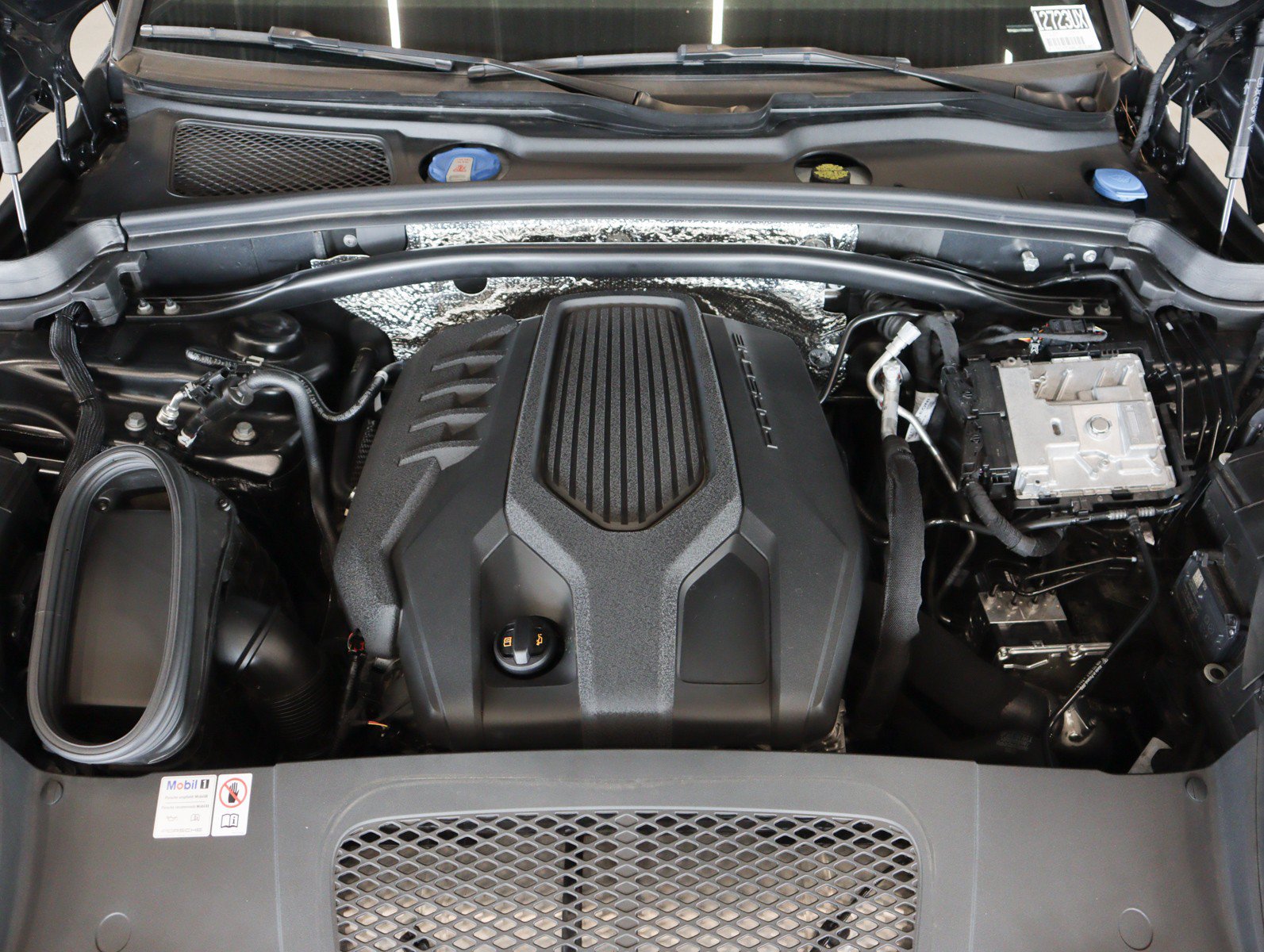 Certified 2024 Porsche Macan AWD/4WD image 24