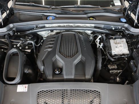 Certified 2024 Porsche Macan AWD/4WD image 24