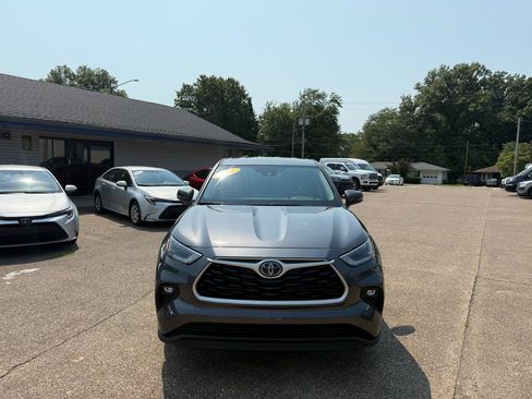 Used 2021 Toyota Highlander LE FWD image 2