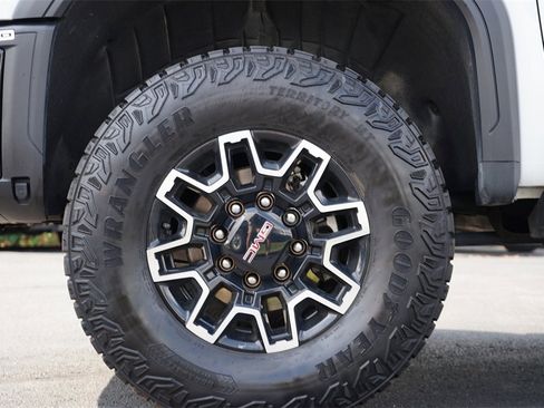 Used 2025 GMC Sierra 2500 AT4X image 11
