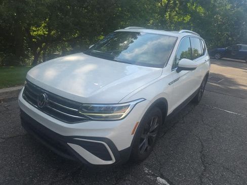 Used 2023 Volkswagen Tiguan SE AWD/4WD image 2