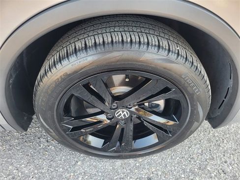 Used 2023 Volkswagen Tiguan SE R-Line image 20