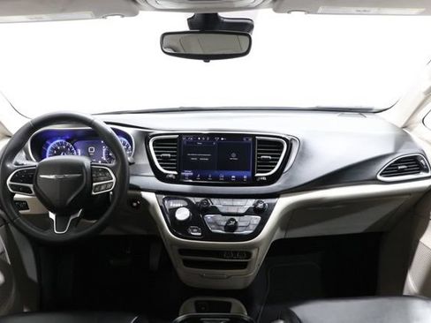Used 2023 Chrysler Pacifica Touring-L FWD image 14